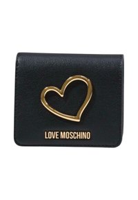 Portafoglio nero texturizzato con un emblema a forma di cuore aperto dorato e logo "LOVE MOSCHINO" in lettere dorate sulla parte anteriore.