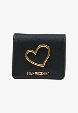 Cartera negra texturizada con un emblema de corazón abierto dorado y el logo "LOVE MOSCHINO" en letras doradas en el frente.