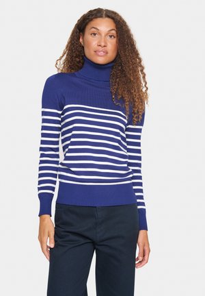 Pull marin en col montant de couleur bleu marine avec des rayures horizontalement blanches, des poignets et un bas côtelés. Le tissu semble lisse et extensible, conçu pour le confort.