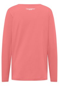 Koszula z długimi rękawami w kolorze koralowym, wykonana z miękkiego materiału. Posiada szeroki dekolt oraz białe logo marki na plecach.