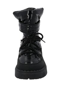 Svart snörsko med glansig patenterad läder och textilöverdel. Har en vadderad krage och tjock gummisula.
