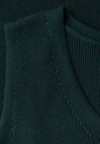 Sweter z dzianiny w ciemnozielonym kolorze, o ribbowanej fakturze, z okrągłym dekoltem i subtelnymi detalami w szyciu wzdłuż brzegów.