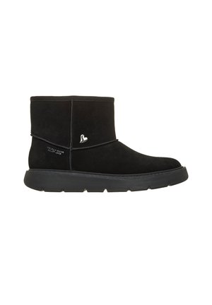Schwarzer Knöchel-Stiefel mit flacher dicker Sohle, Wildlederstruktur, kleinem silbernem Herzdetail und Skechers-Logo an der Seite.