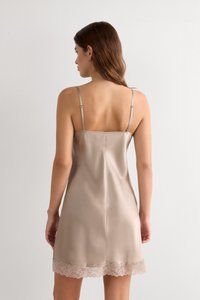 Beige satijnen slipjurk met verstelbare bandjes, voorzien van een geschulpte kanten zoom aan de onderkant en een gladde textuur overal.