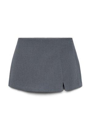 Jupe courte grise avec une petite fente à l'avant sur le côté droit, en tissu lisse et coupe droite.