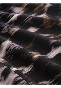 Zwarte stof met een abstract patroon in tinten bruin, paars en wit. Zachte textuur met zichtbare plooien en naden.