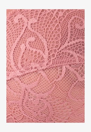 Roze kantstof met ingewikkelde bloem- en spiraalpatronen, met een gestructureerde, open weefsel en gegolfde randen.