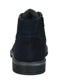 Bottines en suède bleu marine avec une finition texturée, des panneaux latéraux élastiques, une fermeture à glissière et une semelle en caoutchouc noir arborant le logo "bugatti".