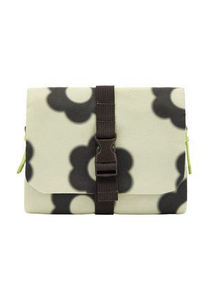 Złożona kremowa torebka z dużymi wzorami ciemnoszarych kwiatów, zabezpieczona pionowym czarnym paskiem i plastikową klamrą na środku.
