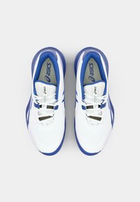 Baskets de sport blanches avec des accents bleus, dessus en mesh, bout rond et semelle en caoutchouc épaisse. Équipées de lacets noir et blanc et du logo de la marque.