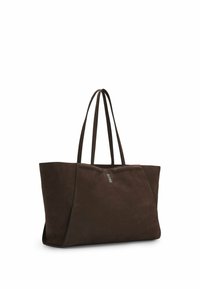 Bruine suède totebag met een gestructureerd ontwerp, voorzien van twee lange handvaten en een slanke, minimalistische voorkant met een zilveren accent.