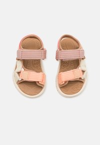 Barnsandaler i rosa och persika med textilband och justerbara kardborrefästen. Strukturerad sula i brunt gummi. Lättviktig design.