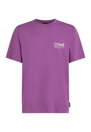 Camiseta de algodón púrpura con mangas cortas y cuello redondo. Presenta un logo blanco en el lado izquierdo del pecho. Textura suave, dobladillo recto y sin patrones.