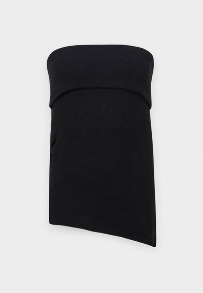 Mustast, kootud toru-top, millel on volditud äär. Kanga pind on sile ja veidi veniv, voolava disainiga ning ilma nähtavate aksessuaarideta.