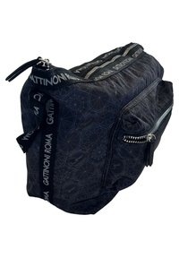 Borsa in tessuto nero con più scomparti zip, caratterizzata da un motivo geometrico e spallacci con logo. Superficie testurizzata con accenti lisci.