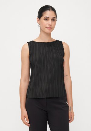 Zwarte mouwloze top van textuur met geplooide stof, met een ronde halslijn en gerimpelde randen, gecombineerd met zwarte broek.