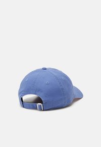 Blaue Baumwoll-Baseballmütze mit gebogenem Schirm, verstellbarem Riemen auf der Rückseite und kleinen Belüftungslöchern. Glatte Textur mit lässigem Design.