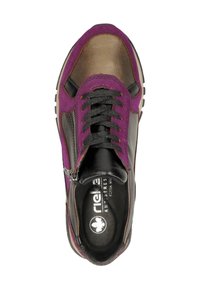 Baskets multicolores avec suède violet, accents en cuir marron, fermeture éclair et lacets noirs. Semelle texturée pour une meilleure adhérence.