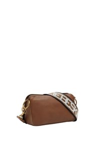 Borsa a tracolla rettangolare in pelle marrone con ampio manico nero e bianco con marchio e dettagli in metallo dorato.