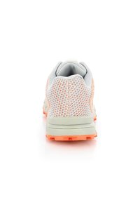 Chaussure de sport grise avec une tige en mesh arborant des accents oranges. Semelle épaisse et surface texturée, conçue pour le confort et la respirabilité.