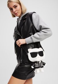 KARL LAGERFELD - IKON CROSSBODY CHOUPETTE - Cross body bag - multi-coloured/beige Thumbnail Image 1