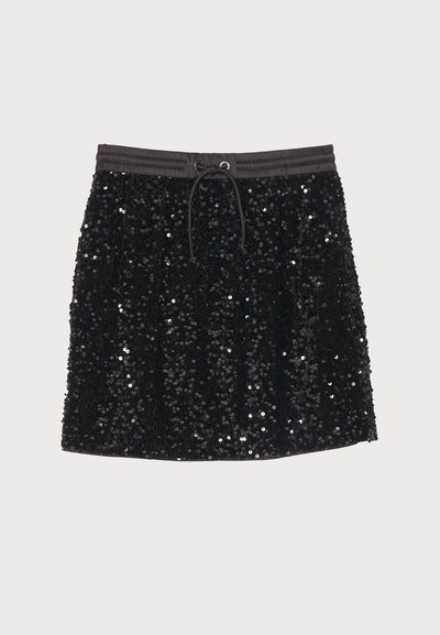 Crna suknja od šljokica s elastičnim pojasom i vezicom, koja se odlikuje glatkom teksturom i sjajnom površinom koja reflektira svjetlost.