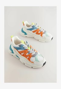 Neizvēlēts, white colourblock