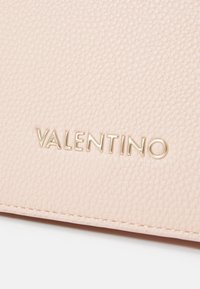 Valentino Bags BRIXTON - Soma ar siksnu pāri ķermenim - cipria