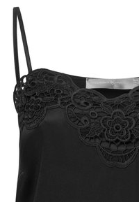 Czarny top na ramiączkach z cienkimi strapsami i aplikacją z koronki wzdłuż dekoltu. Materiał ma gładką, jedwabistą teksturę.