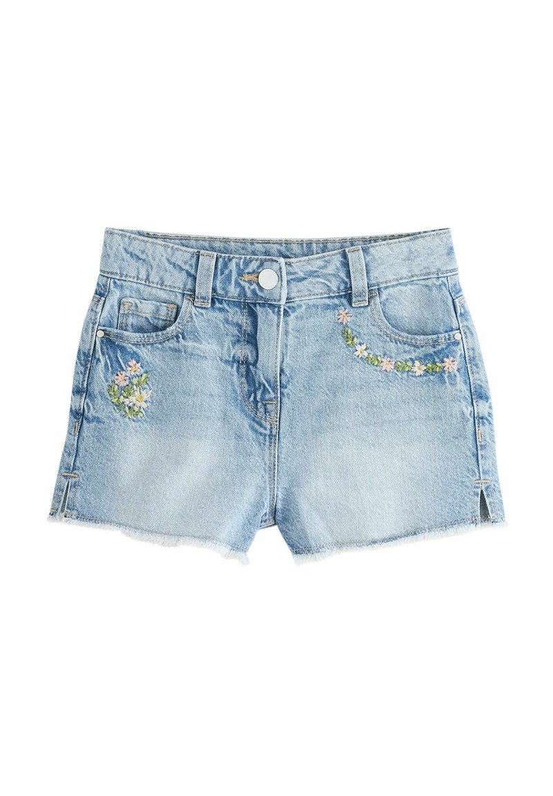 Short en jean bleu clair avec ourlets effilochés et petite broderie florale près des poches avant et de la ceinture.
