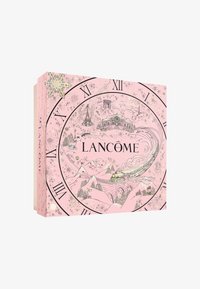 Boîte rose avec de délicates illustrations noires, présentant des monuments, des arbres et des flocons de neige, étiquetée "LANCÔME", entourée d'un motif d'horloge.
