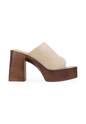 Zapato de tacón alto de gamuza beige tipo slide con una gruesa plataforma marrón y un tacón robusto, que presenta un diseño de punta abierta y una textura suave.