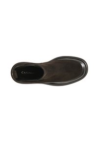 Scarpa slip-on in suede marrone con punta arrotondata e suola in gomma nera liscia. L'interno presenta un'impronta del logo. Design semplice e pulito.