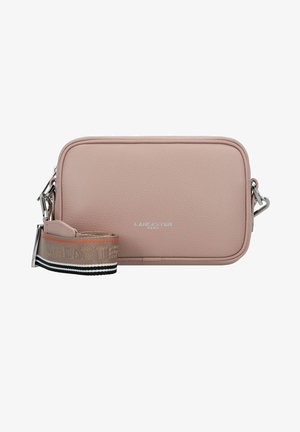 Borsa a tracolla rettangolare in pelle rosa con superficie texture, hardware in argento e tracolla con marchio decorata da accenti arancioni, dorati e neri.