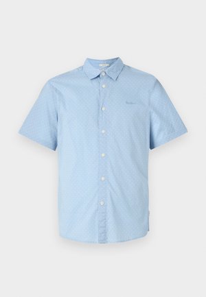 Chemise à manches courtes bleu clair avec des pois blancs, boutonnée sur le devant, col classique et détail de logo subtil sur la poitrine.