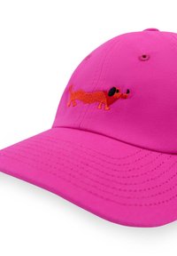 Jasnoróżowa czapka z materiału, z dokładnym haftem w kolorze pomarańczowym i czarnym przedstawiającym jamnika z przodu. Strukturalny kształt z przeszyciami.