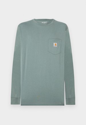 Tričko s dlhým rukávom z ľahkej zelenej bavlny s okrúhlym výstrihom, ktoré má ľavé vnútorné vrecko na hrudi a nášivku s logom v oranžovej a bielej farbe.