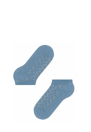 Para jasnoniebieskich skarpetek do kostek z małym perforowanym wzorem diamentów ułożonym ukośnie na górnych bokach.
