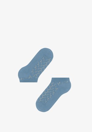 Paire de chaussettes basses bleu clair avec un petit motif en losanges perforés disposé en diagonale sur les côtés supérieurs.