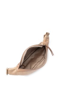 Sac bandoulière tissé beige avec une fermeture éclair ouverte révélant un intérieur doublé d'un tissu clair et une poche intérieure zippée.