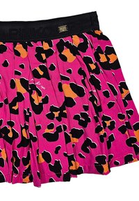 Gonna plissettata in tessuto rosa con un motivo a stampa leopardata nera, arancione e nera. Presenta una vita nera con un accento dorato.