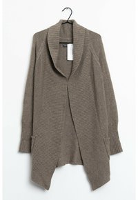 Brązowy, prążkowany kardigan z kołnierzem szalowym, otwartym przodem i dwiema przednimi kieszeniami. Materiał wydaje się miękki o dzianinowej fakturze.