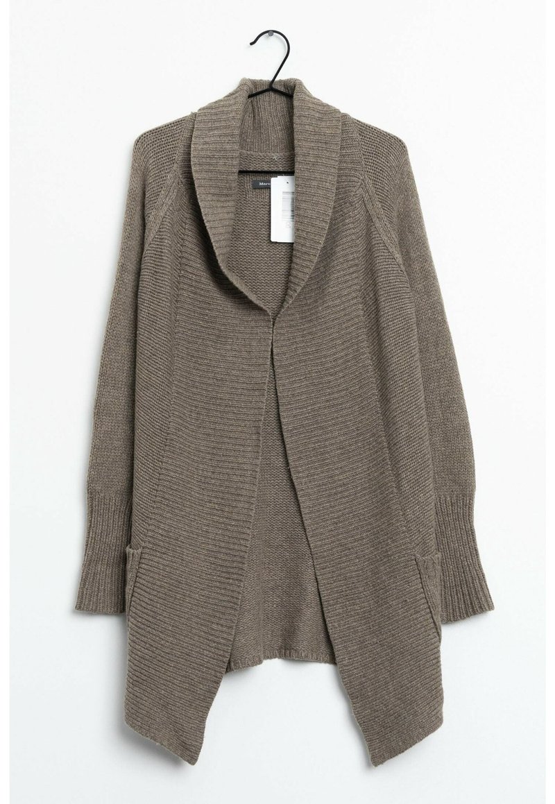 Brązowy, prążkowany kardigan z kołnierzem szalowym, otwartym przodem i dwiema przednimi kieszeniami. Materiał wydaje się miękki o dzianinowej fakturze.