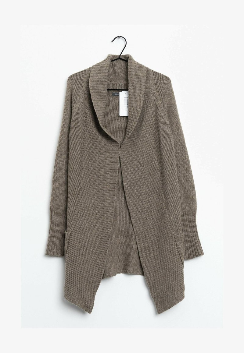 Brązowy, prążkowany kardigan z kołnierzem szalowym, otwartym przodem i dwiema przednimi kieszeniami. Materiał wydaje się miękki o dzianinowej fakturze.