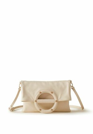 Pochette en cuir beige à rabat avec une grande boucle décorative circulaire et une bandoulière réglable sur fond blanc.