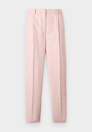 Pantalon rose clair sur mesure avec plis devant, passants pour ceinture et coupe droite, sur un fond blanc uni.