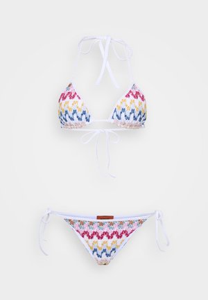 Conjunto de bikini hecho de tela tejida con un patrón de zigzag colorido. La parte superior cuenta con copas triangulares y lazos, mientras que la parte inferior tiene lazos en los costados.
