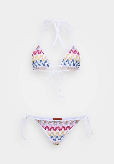 Zsinóros, színes cikkcakk mintájú anyagból készült bikini szett. A felső rész háromszög alakú kosarakkal és zsinórral rendelkezik, míg az alsó rész oldalsó zsinórokkal ellátott.