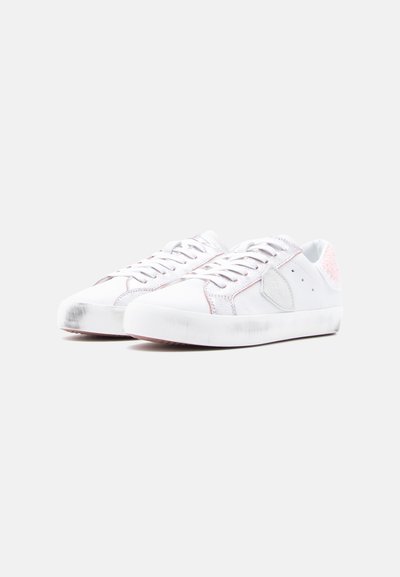 Λευκά αθλητικά παπούτσια με ροζ λεπτομέρειες, με λείο υφασμάτινο επάνω μέρος, δέσιμο με κορδόνια και υφασμένη φτέρνα. Στρογγυλερή μύτη και επίπεδη εξωτερική σόλα από καουτσούκ.