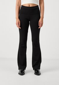 Gina Tricot Petite SOFT TOUCH PETITE FOLDED FLARE TROUSERS - Hlače - black
